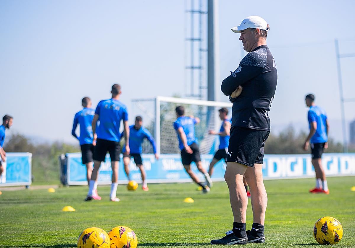 Luis García Plaza, durante un entrenamiento del Alavés esta semana.