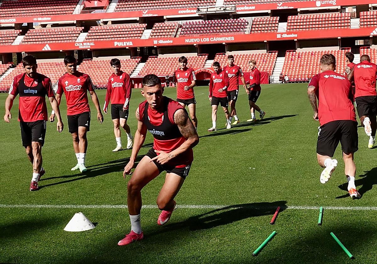 Myrto Uzuni, durante el entrenamiento del Granada este sábado en Los Cármenes.