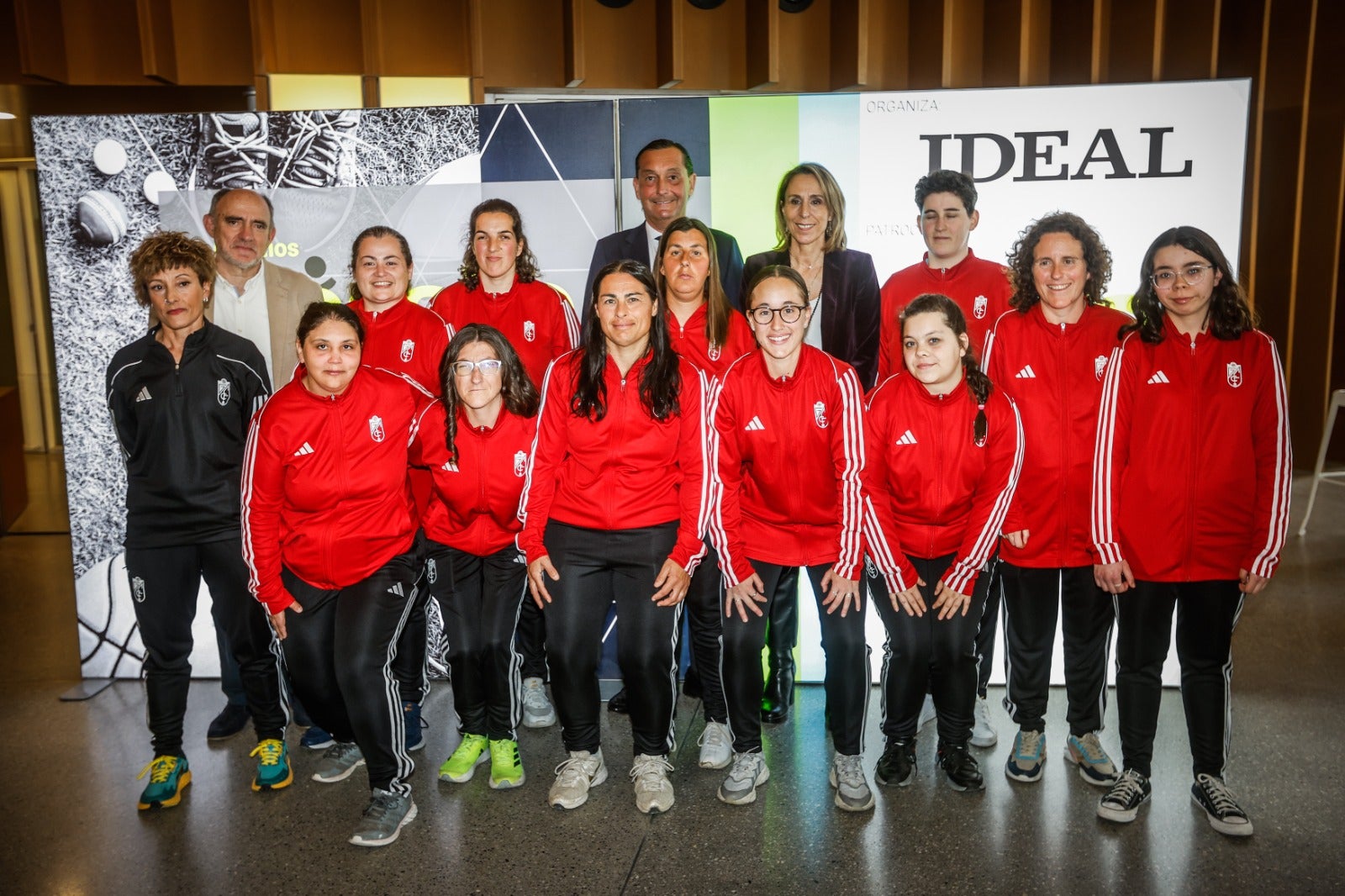 Prisca Puerta, Manuel Torres-Molina, Rosa Ucendo, Carmen Martín Díaz, Mª Angustias Pinteño, Anabel García, María del Pilar Fernández, Alfredo García Amado, Mª Ángeles Díaz, María Trujillos, Mª Encarnación Giménez, Yolanda Pop, Paula Ortega, Ana María Domínguez y Carmen Martín Castro, del Granada CF Femenino Inclusivo.