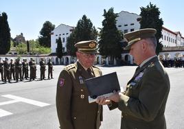 José Manuel de la Esperanza entrega el reconocimiento de los veteranos al coronel José Francisco Nistal.