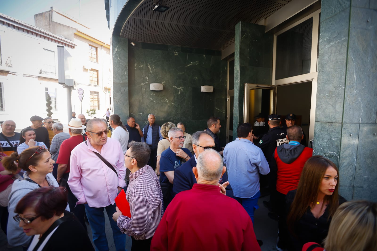 Puertas del Ayuntamiento de Maracena tras la suspensión del pleno.