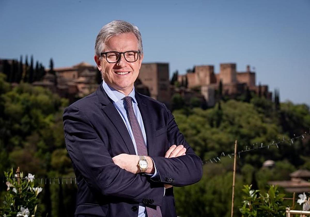 El prestigioso traumatólogo y cirujano ortopédico Manuel Leyes posa con la Alhambra tras él.