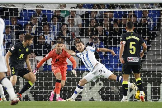 El delantero de la Real Sociedad Mikel Oyarzabal (2d) ante varios jugadores del Almería.