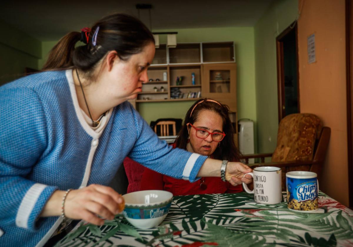 Imagen principal - Sonia y Ana María preparan la merienda. Manuel y Manlo consultan los turnos de las tareas domésticas. María y Charly se divierten con el ordenador.