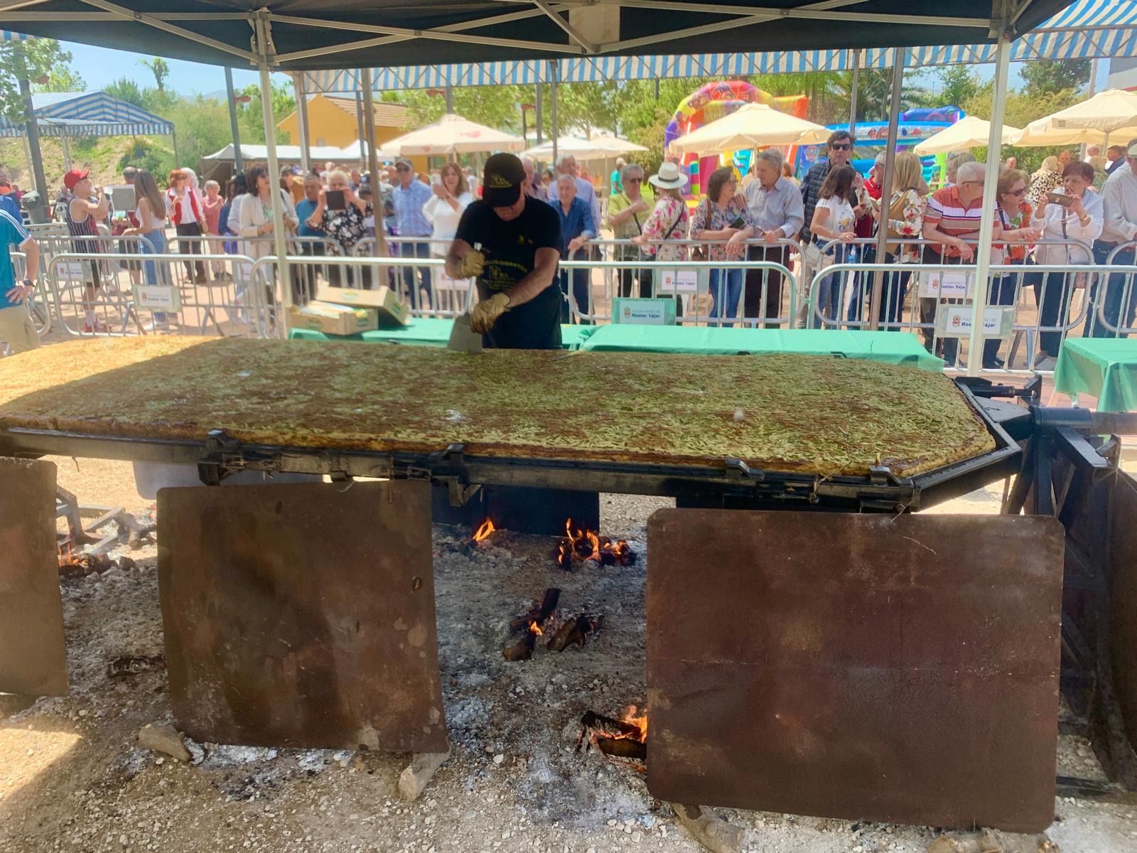 Huétor Tájar elabora la tortilla de espárragos más grande del mundo