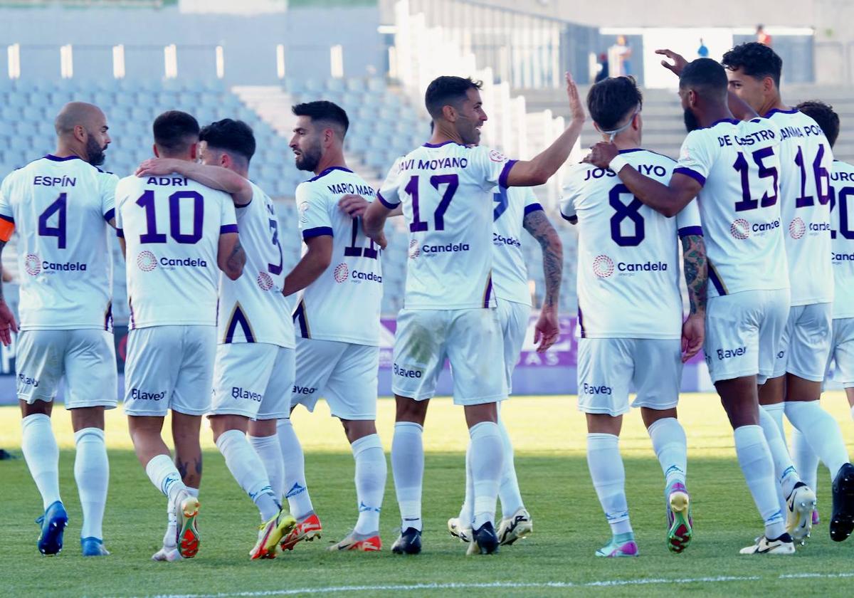 El conjunto blanco celebra uno de los goles.