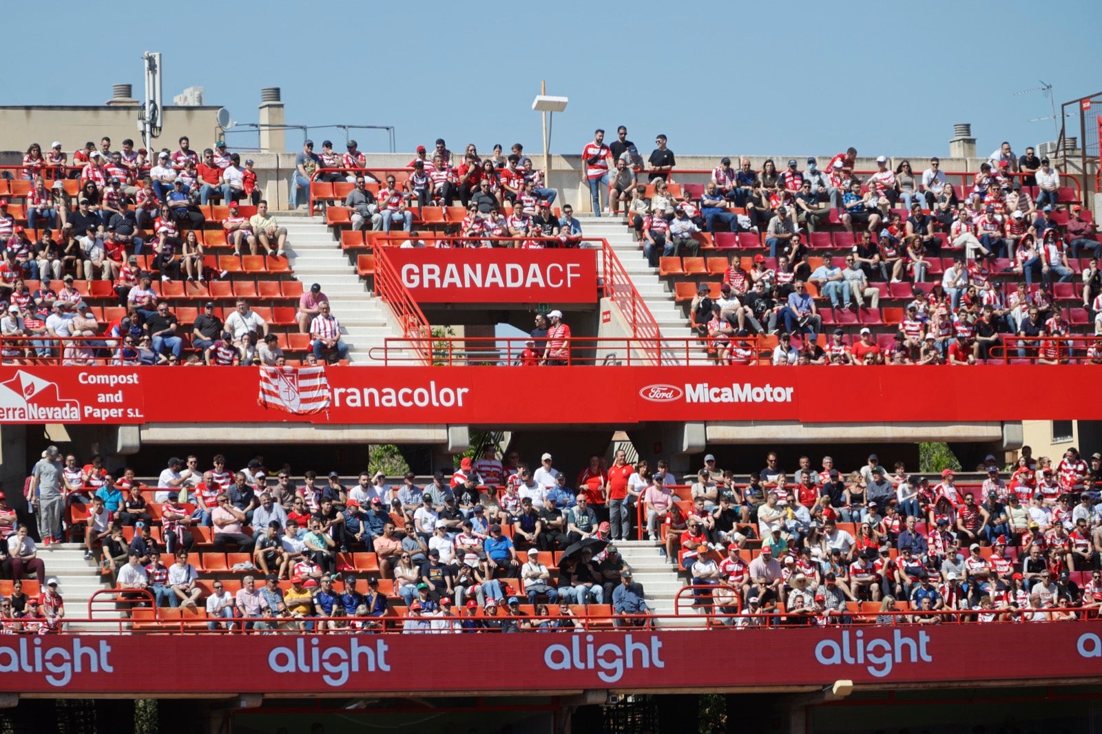 Encuéntrate en la grada en el partido entre Granada y Alavés