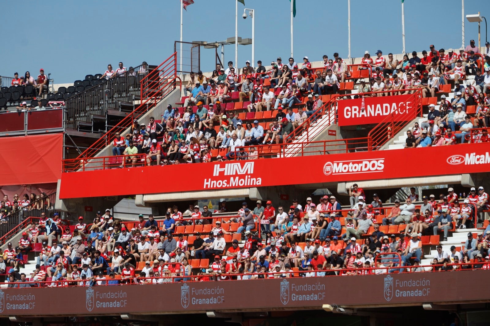 Encuéntrate en la grada en el partido entre Granada y Alavés