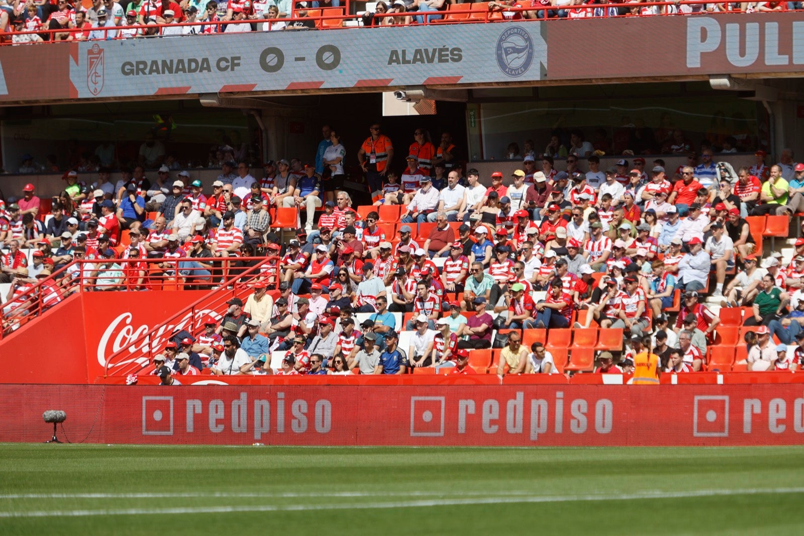 Encuéntrate en la grada en el partido entre Granada y Alavés