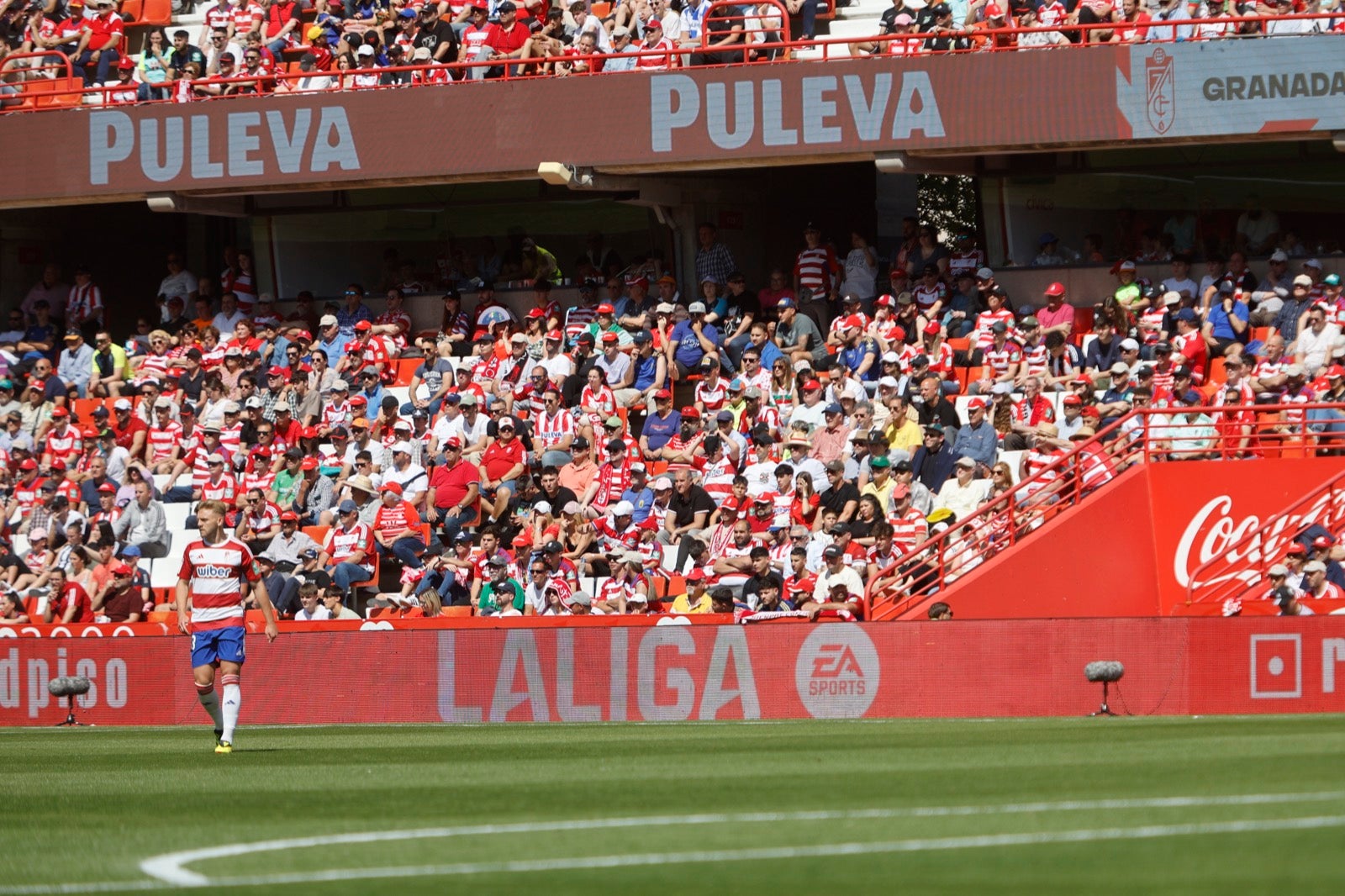 Encuéntrate en la grada en el partido entre Granada y Alavés