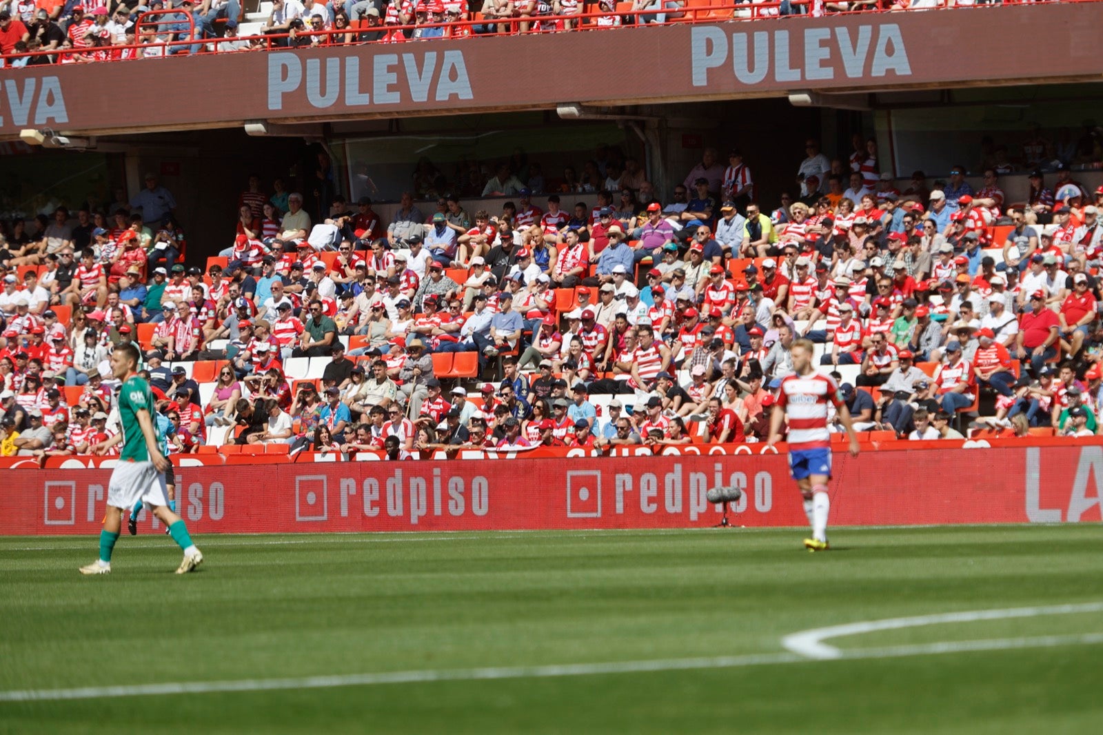 Encuéntrate en la grada en el partido entre Granada y Alavés