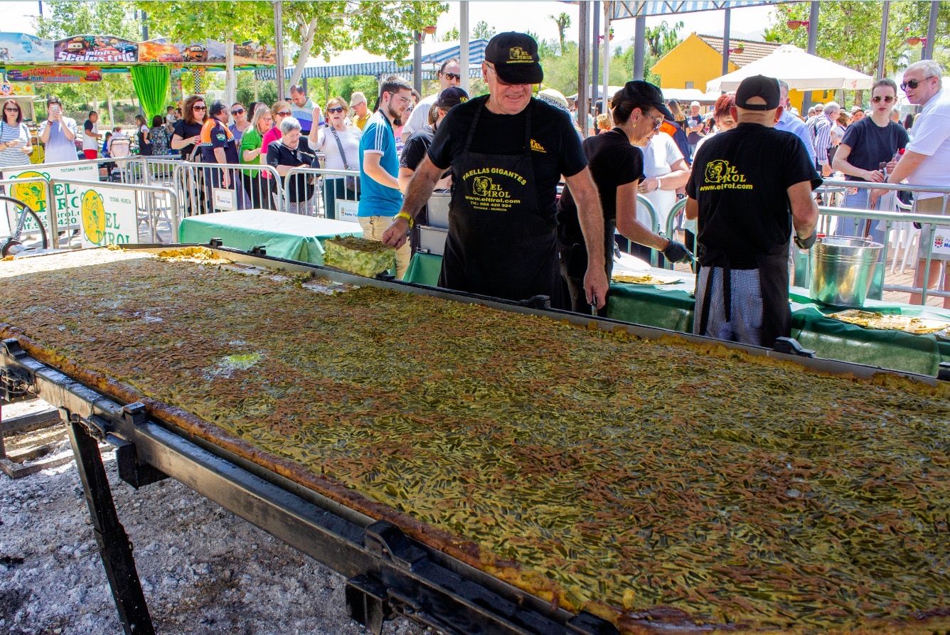 Huétor Tájar elabora la tortilla de espárragos más grande del mundo