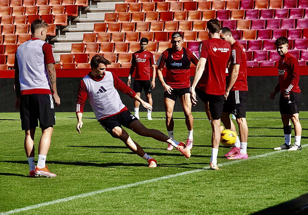 Ignasi Miquel, durante un rondo del entrenamiento del sábado.