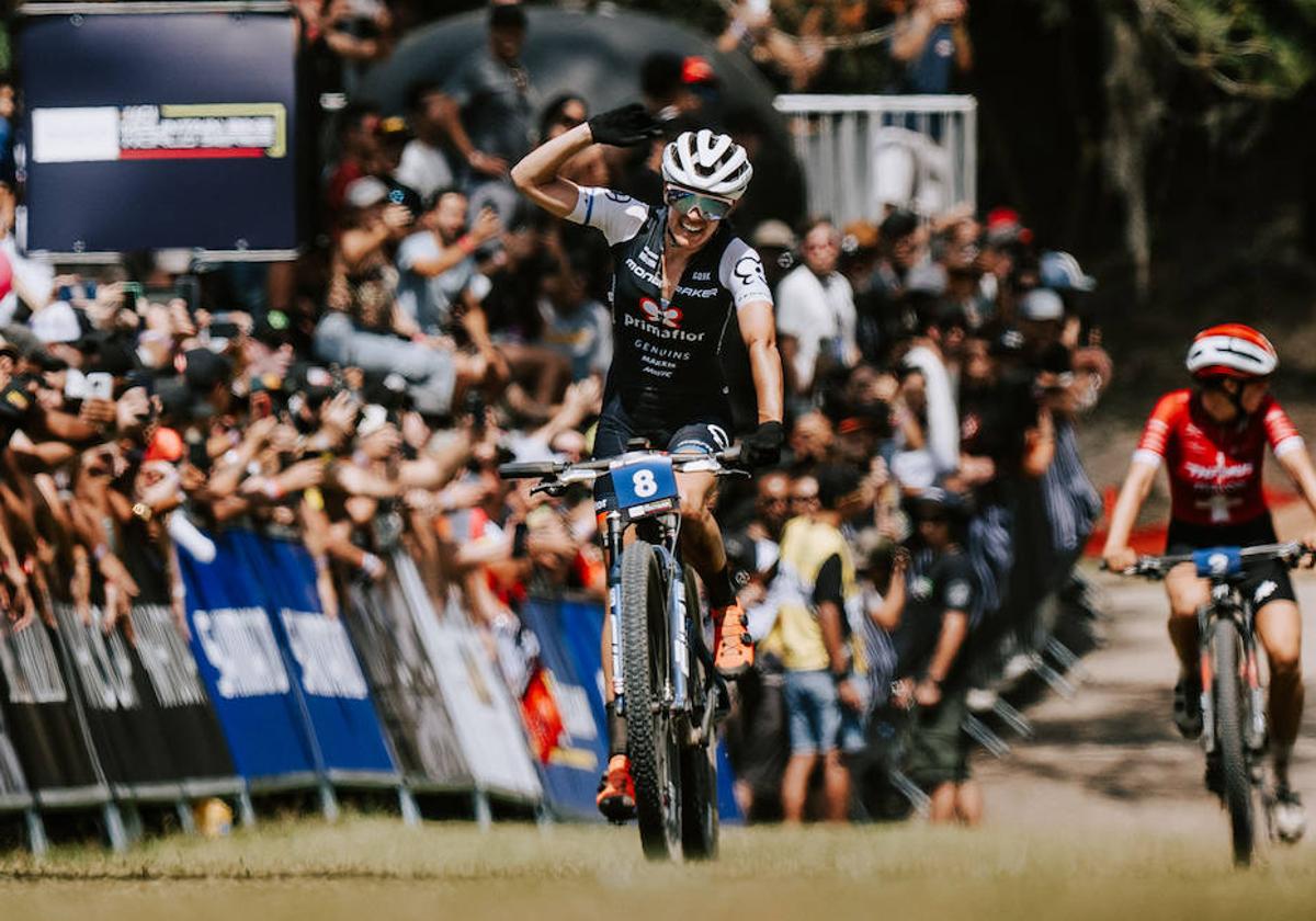 Rebecca Henderson celebra su entrada en meta.