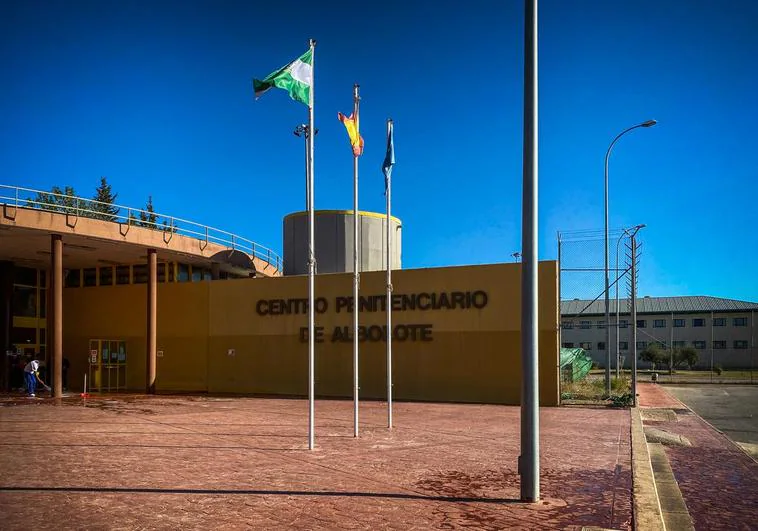 Agreden a dos funcionarios de la cárcel de Albolote: «Les dijeron que los iban a matar a ellos y a su familia»