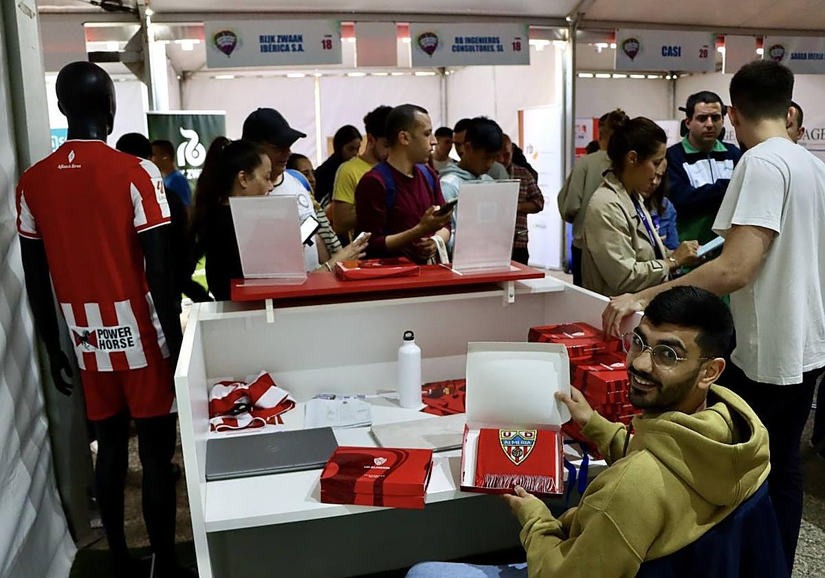 Entre los expositores habilitados en el pasillo central se encuentra el de la UD Almería.