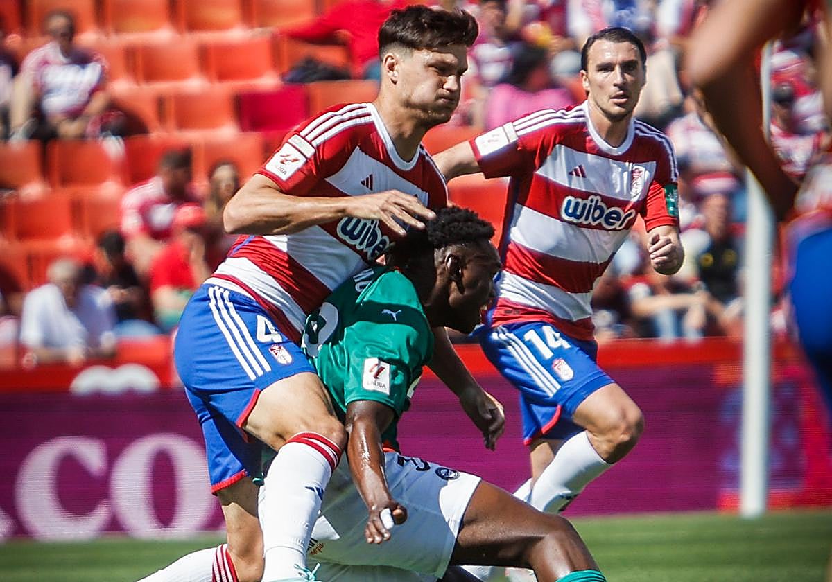 Miguel Rubio se echa encima de Samu Omorodion, en un marcaje pegajoso del central.