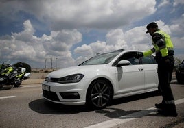 La multa de 200 euros a miles de conductores que pone la DGt cada verano