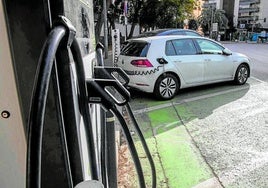 La multa por aparcar en el espacio de vehículos eléctricos de la que advierte la DGT.