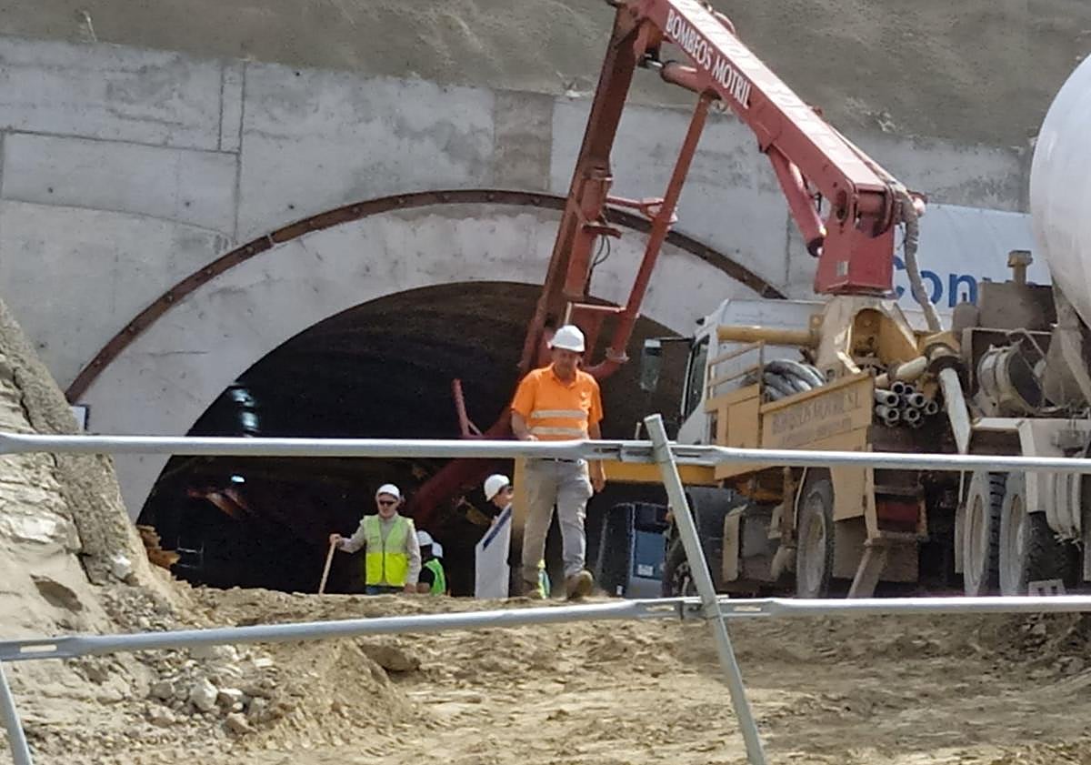Imagen principal - El túnel de Viator abre boca en las obras para la llegada del AVE a Almería