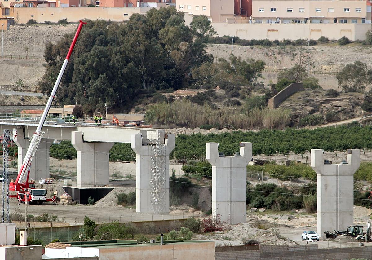 Imagen principal - Viaducto del río Andarax, el más largo de la provincia de Almería. J. J. Aguilera