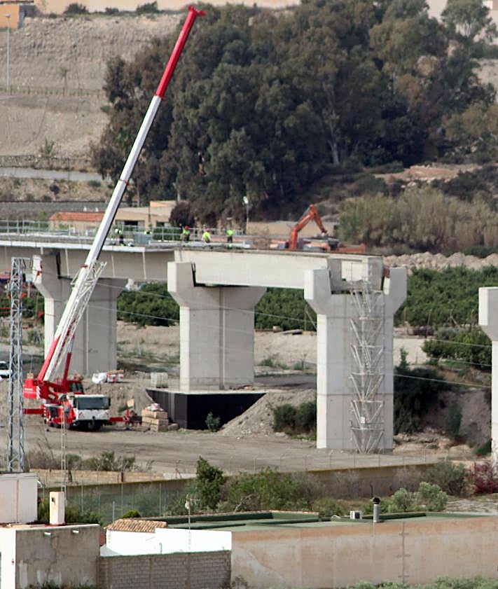 Imagen secundaria 2 - El túnel de Viator abre boca en las obras para la llegada del AVE a Almería