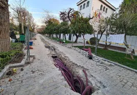 Zanja en el parque, junto al colegio, para suministros del centro de salud.