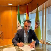 El presidente de la Diputación en la firma de las cartas enviadas al Ministerio de Defensa y al de Migraciones.