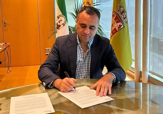 El presidente de la Diputación en la firma de las cartas enviadas al Ministerio de Defensa y al de Migraciones.