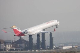 Un avión despegando desde el aeropuerto de Granada.