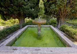 La guía Andrea Moreno, dando a conocer el Jardín Nazarí a un grupo de turistas extranjeros