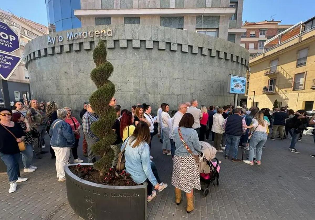 Colas en el Ayuntamiento de Maracena para entrar en el pleno.