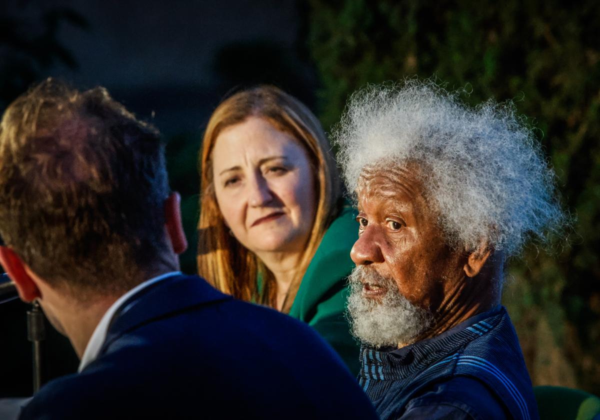 El Premio Nobel de Literatura, Wole Soyinka, con Remedios Sánchez, durante su intervención en la clausura de la jornada inaugural.