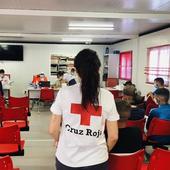 Imagen de archivo de una asistencia de Cruz Roja a un grupo de personas rescatadas de una patera.