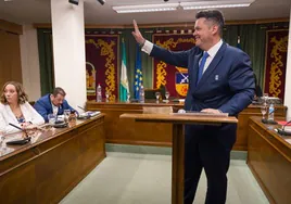 Carlos Porcel saluda a los simpatizantes tras jurar su cargo como alcalde.