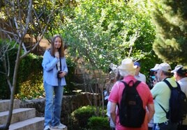 La guía Andrea Moreno, dando a conocer el Jardín Nazarí a un grupo de turistas extranjeros