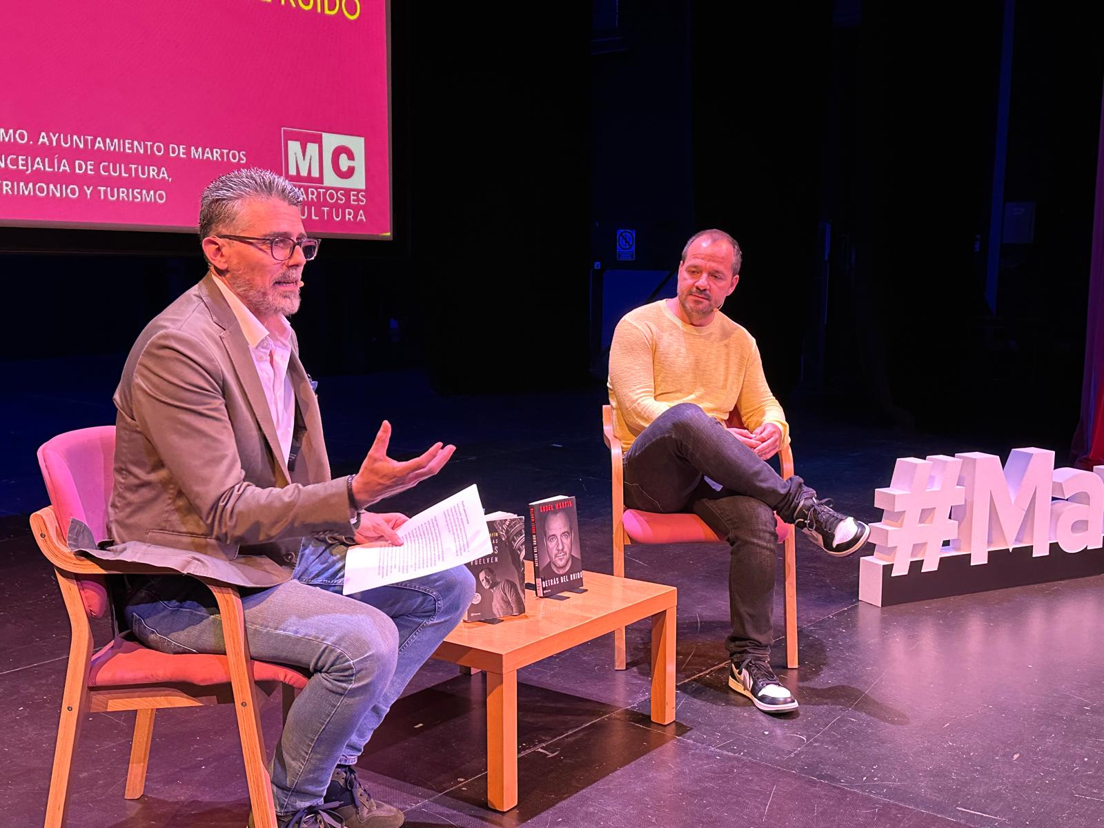 El periodista José Manuel Serrano junto a Ángel Martín, en Martos.