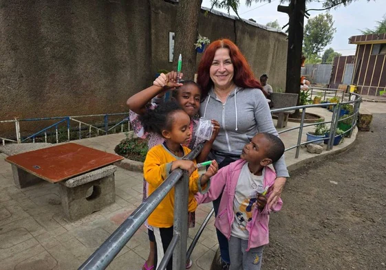 La doctora Martínez Plaza, en Etiopía con algunos de sus nuevos pacientes