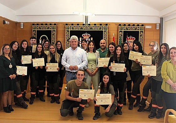 Alumnos con sus diplomas tras el acto de entrega.