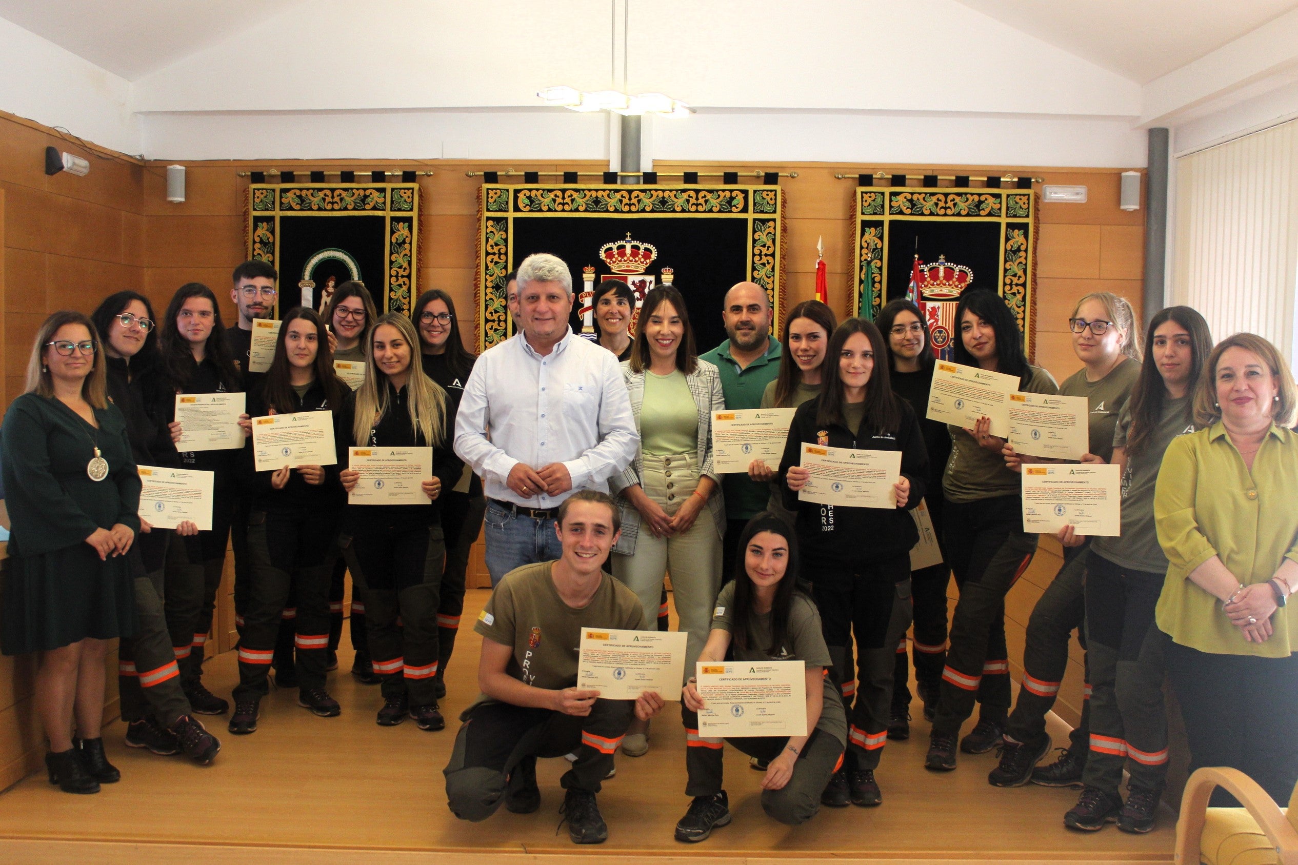 Alumnos con sus diplomas tras el acto de entrega.