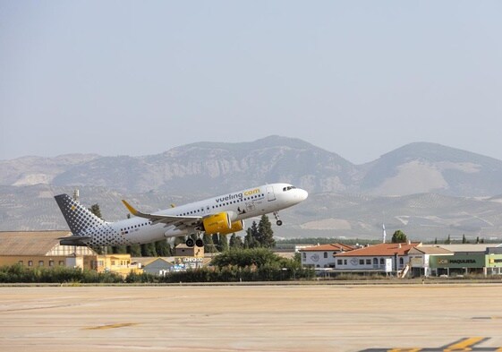 Un avión despegando desde el aeropuerto de Granada.