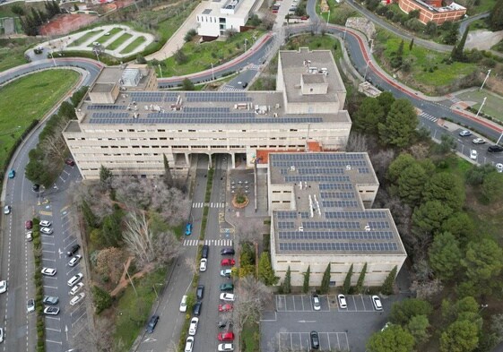 Placas solares en el tejado de la Facultad de Farmacia.