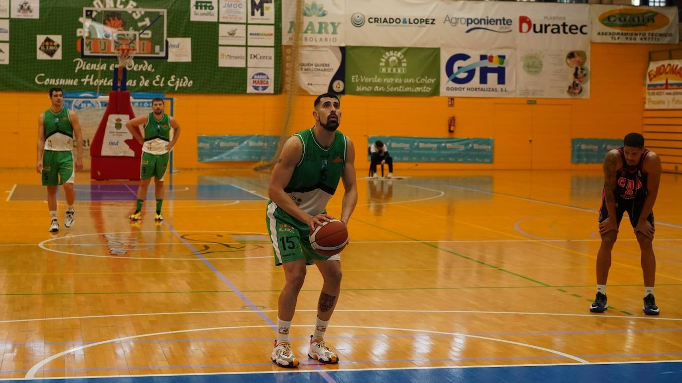 Cristian Ramón, lanzando un tiro libre en el Pabellón Municipal