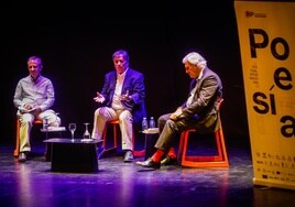 Luis Landero, en el centro de la foto, cerró la jornada del martes en el FIP.