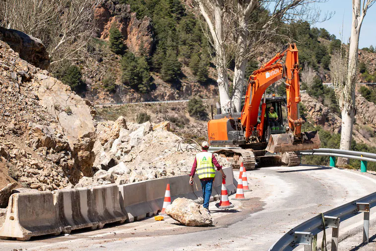 Fin a los cortes de la carretera de la Sierra tras eliminar el «peligro inminente»