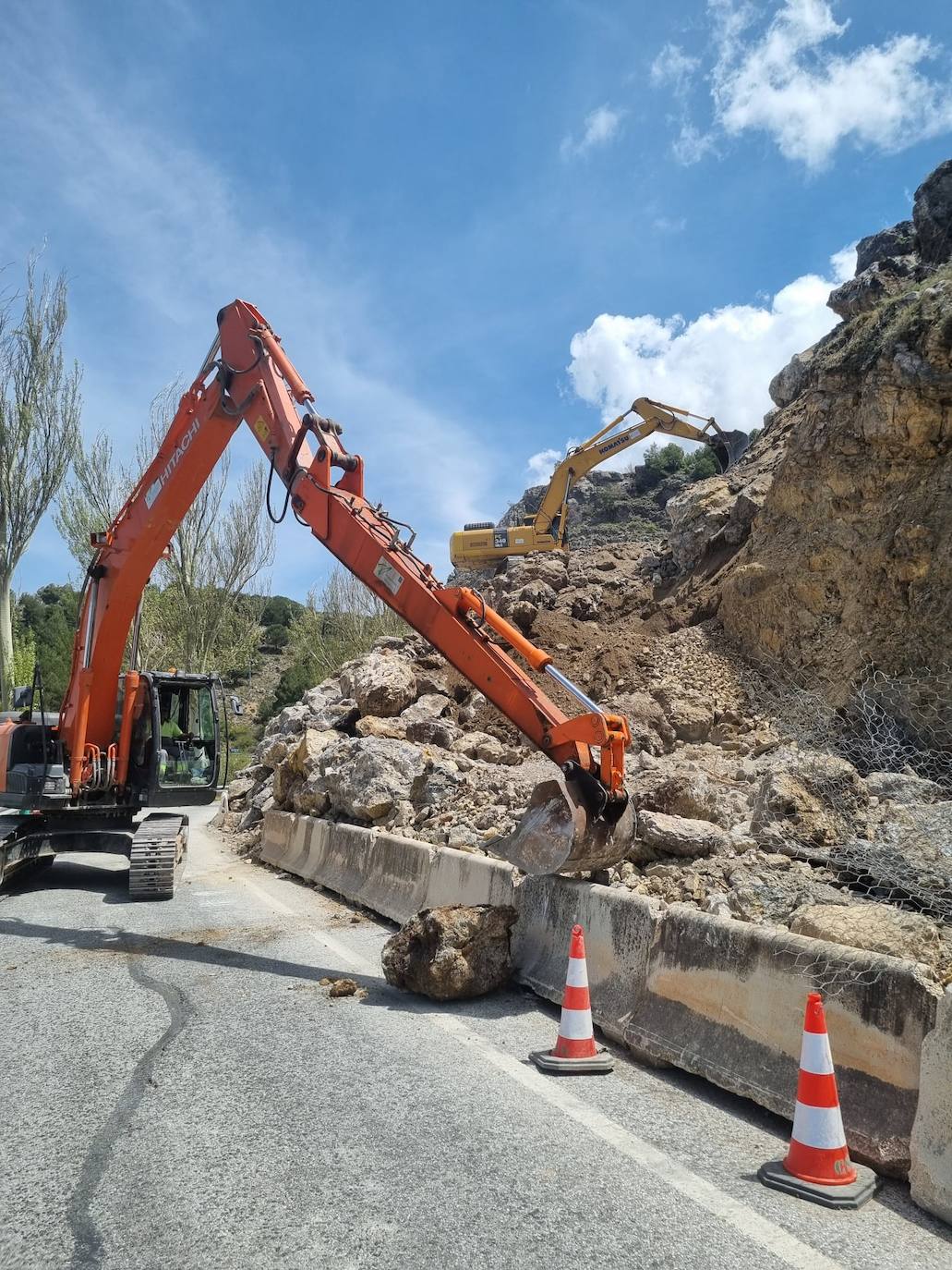 Las máquinas trabajando ayer en el punto que reabrirá este viernes.