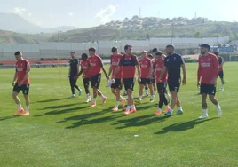 Salida de los futbolistas del Granada al entrenamiento de este jueves.