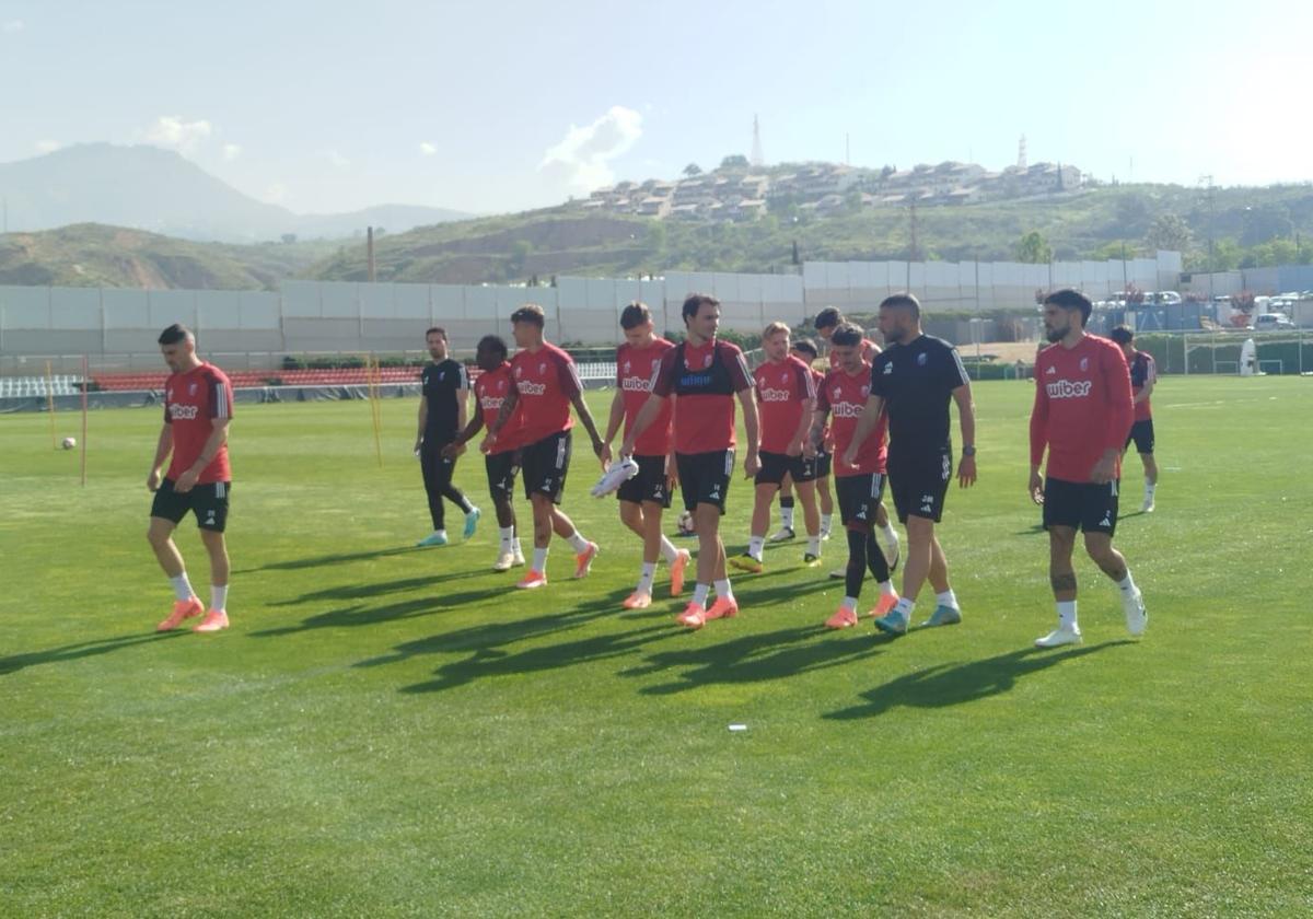 Salida de los futbolistas del Granada al entrenamiento de este jueves.