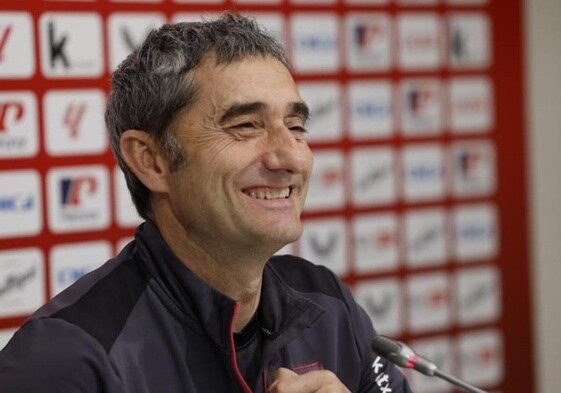 Ernesto Valverde, sonriente en sala de prensa.