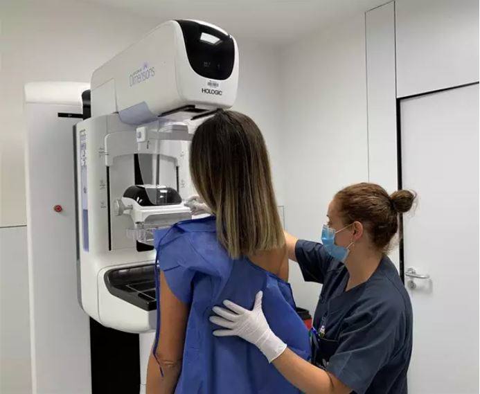 Una paciente durante la realización de una mamografía.